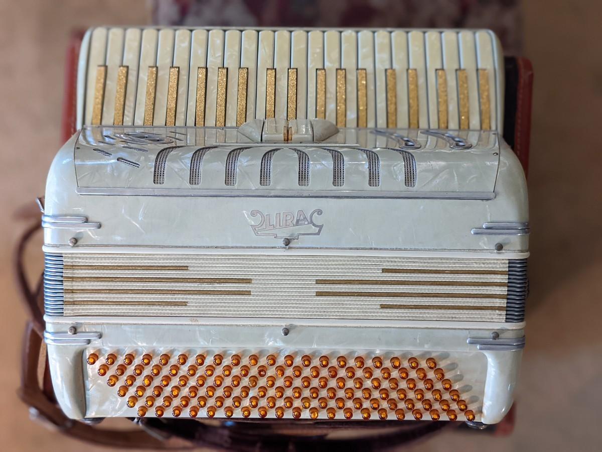 Lira accordion sale