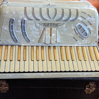 Exc Cond Lira Ivory/Cream Piano Accordion, Alligator Case!