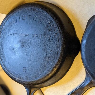 Nice pair of cast iron skillets, #9 723 Griswold Victor
