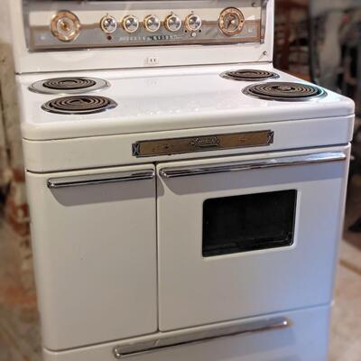 Exc Cond Retro Monarch Electric Range. Made in Beaver Dam!