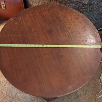 Nice MCM Round End Table