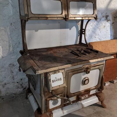 Gorgeous Sanico (Milwaukee) Wood Cook Stove. Lots of lIfe in it!