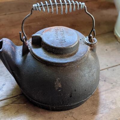 Vintage Wagner Ware Iron Kettle. This thing is a Weapon!