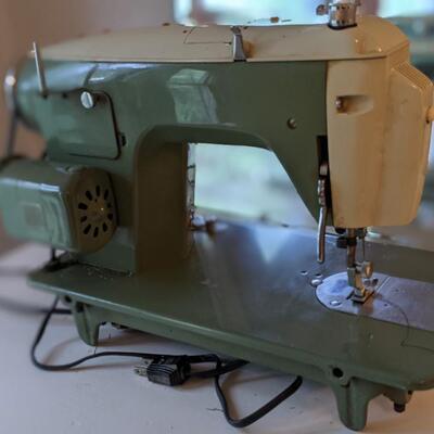 Amazing Shape Vintage New Home (Janome) Sewing Machine
