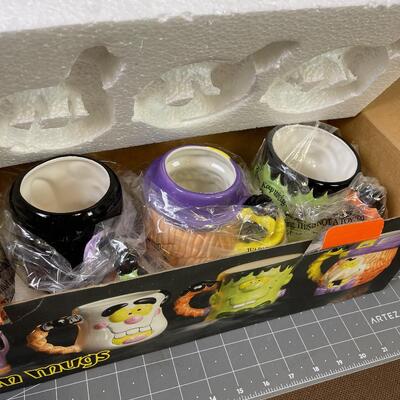 #95 Set of 4 Halloween Mugs New In the Box 