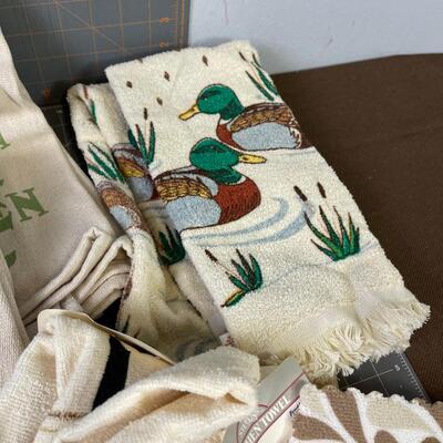 #102 Kitchen Towel Sets with some Oven Mitt's  