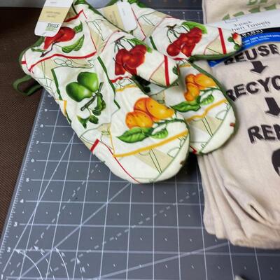 #102 Kitchen Towel Sets with some Oven Mitt's  