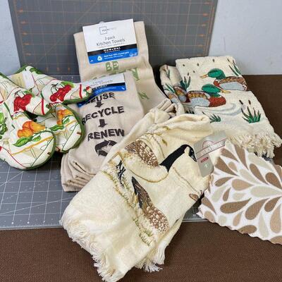 #102 Kitchen Towel Sets with some Oven Mitt's  