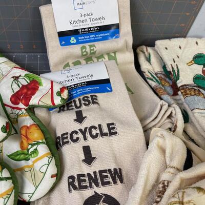 #102 Kitchen Towel Sets with some Oven Mitt's  