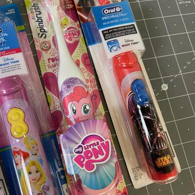#244 (6) Children's Electric Toothbrushes