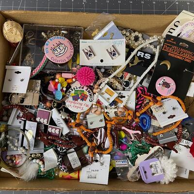 #259 Tray of Jewelry 