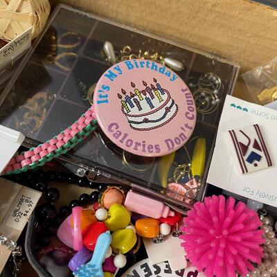 #259 Tray of Jewelry 