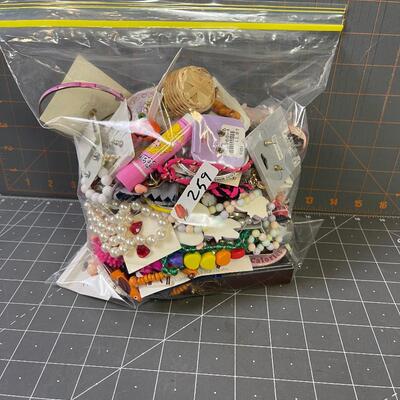 #259 Tray of Jewelry 