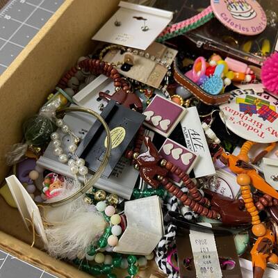 #259 Tray of Jewelry 