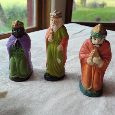 Lot 25: Vintage Nativity (missing Mary)