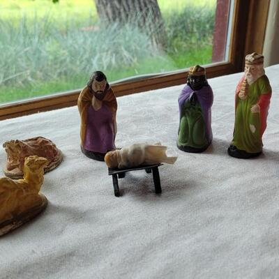 Lot 25: Vintage Nativity (missing Mary)