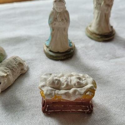 Lot 27: Antique Nativity (missing Joseph & a Wise Man)