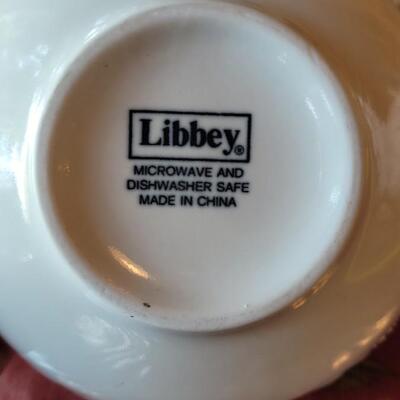 Lot 36: Bordallo Pinheiro White Grape Plates & (2) Libbey White Grape Bowls