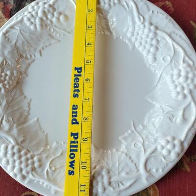 Lot 36: Bordallo Pinheiro White Grape Plates & (2) Libbey White Grape Bowls