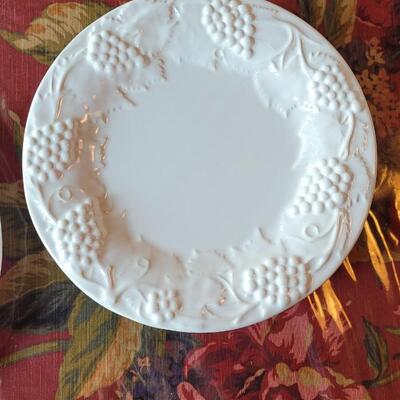 Lot 36: Bordallo Pinheiro White Grape Plates & (2) Libbey White Grape Bowls