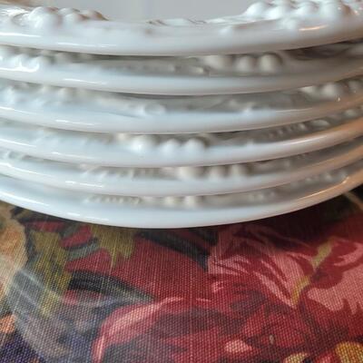 Lot 36: Bordallo Pinheiro White Grape Plates & (2) Libbey White Grape Bowls