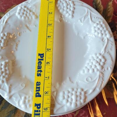 Lot 36: Bordallo Pinheiro White Grape Plates & (2) Libbey White Grape Bowls