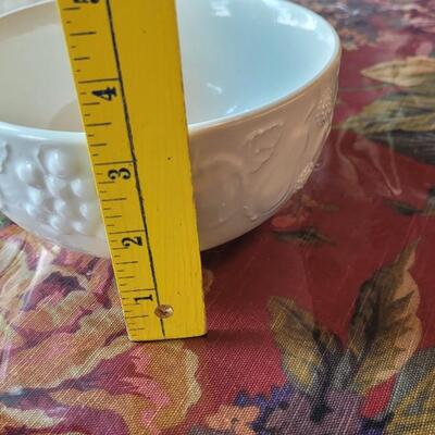 Lot 36: Bordallo Pinheiro White Grape Plates & (2) Libbey White Grape Bowls