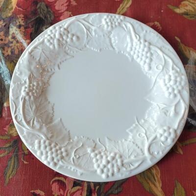 Lot 36: Bordallo Pinheiro White Grape Plates & (2) Libbey White Grape Bowls
