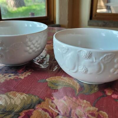 Lot 36: Bordallo Pinheiro White Grape Plates & (2) Libbey White Grape Bowls