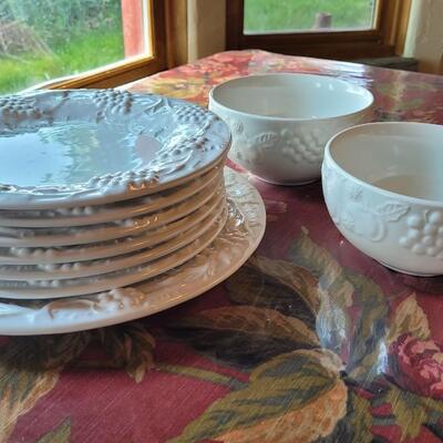 Lot 36: Bordallo Pinheiro White Grape Plates & (2) Libbey White Grape Bowls