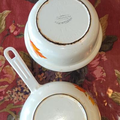 Lot 52: Descoware Fall Maple Leaf Enamelware Skillet & Sauce Pan Combination 