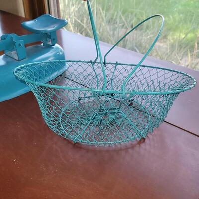 Lot 59: Vintage Turquois Collapsible Basket & Scale