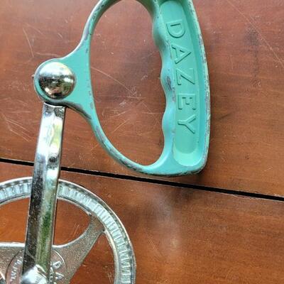 Lot 77: Vintage Green Handle Dazey Handmixer and Heat Diffuser 
