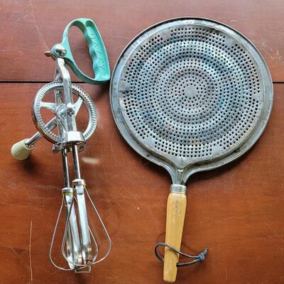 Lot 77: Vintage Green Handle Dazey Handmixer and Heat Diffuser 