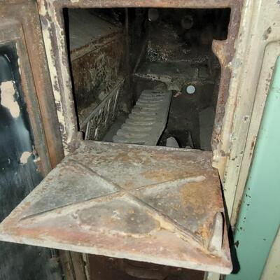 Lot 82: Antique Charter Oak Green & Ivory Wood Stove Oven made in St. Louis,Missouri 