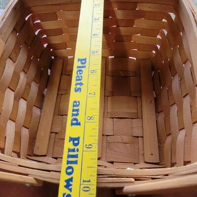 Lot 89: (2) Longaberger Style Baskets (large one has damage)