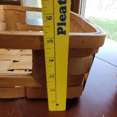 Lot 89: (2) Longaberger Style Baskets (large one has damage)