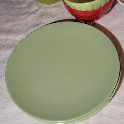 Lot 105: Plastic Mixed Dishes 