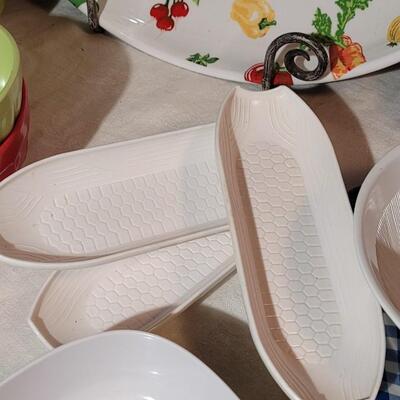 Lot 105: Plastic Mixed Dishes 
