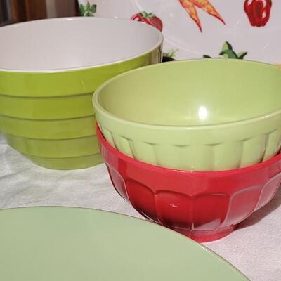 Lot 105: Plastic Mixed Dishes 