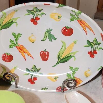 Lot 105: Plastic Mixed Dishes 