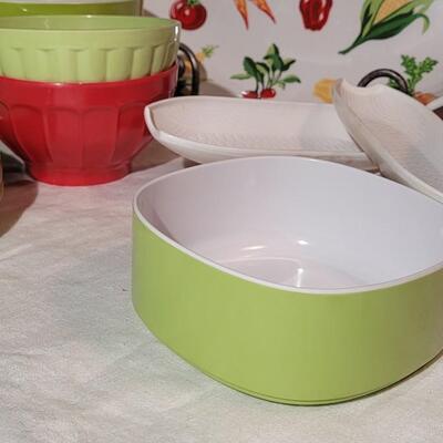 Lot 105: Plastic Mixed Dishes 