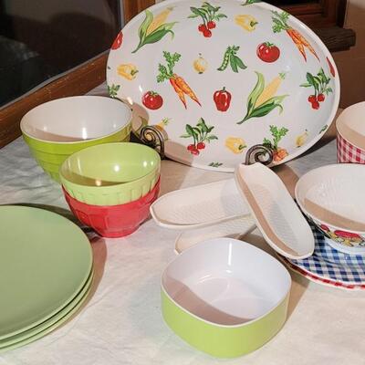Lot 105: Plastic Mixed Dishes 