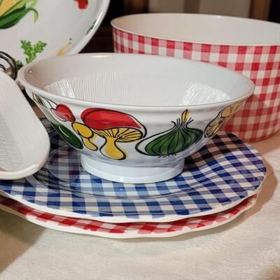 Lot 105: Plastic Mixed Dishes 