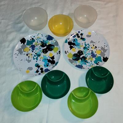 Lot 106: Plastic Dishes