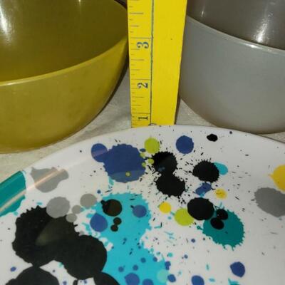Lot 106: Plastic Dishes