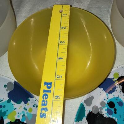 Lot 106: Plastic Dishes