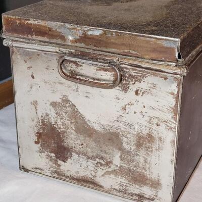 Lot 121: Antique Bread Tin 