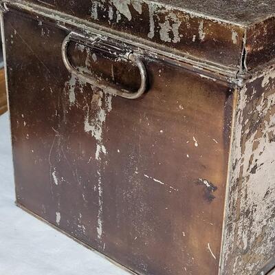 Lot 121: Antique Bread Tin 