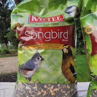 Lot 131: (2) KAYTEE New SONGBIRD Bird Seed Bags